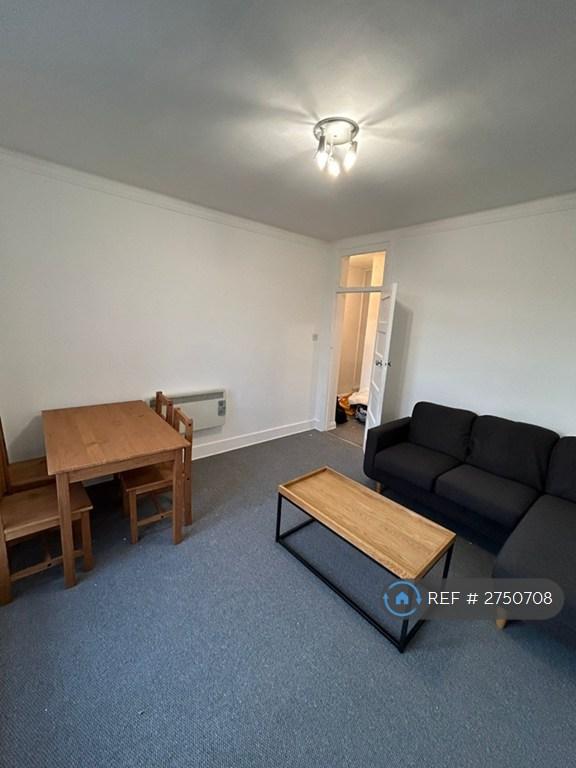 2 bedroom flat in Hartington Court, London, SW8 (2 bed) (#2750708)