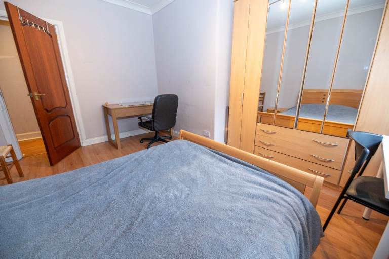  NOT HMO: Stunning, 3 bedroom, 1st floor flat in Southside – available January