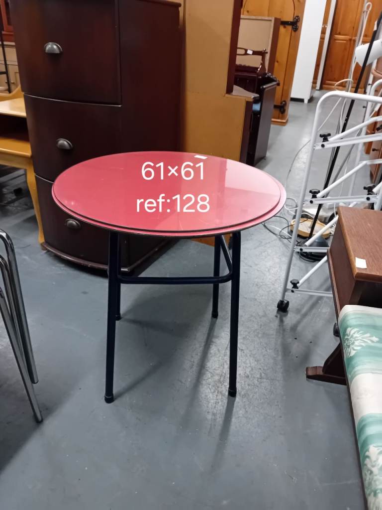 Red round table with glass top, Ref:128