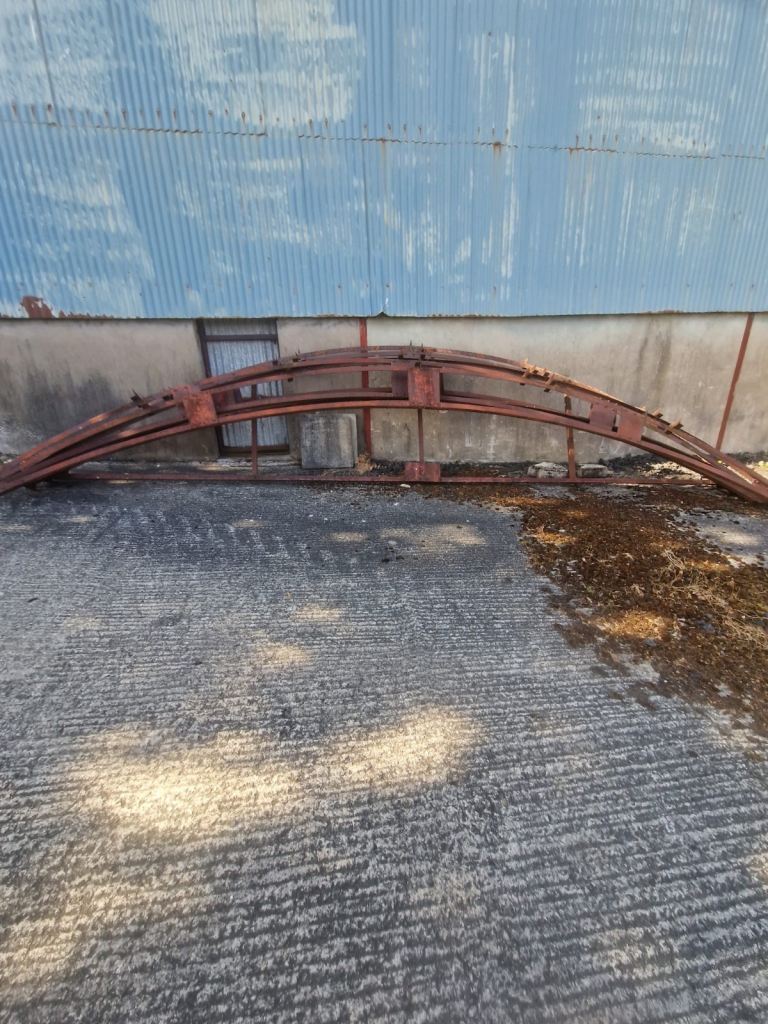 Second hand round roof trusses