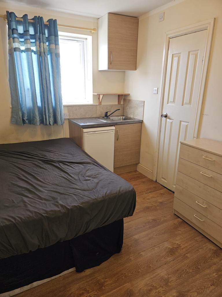 Room with ensuite and kitchenett 