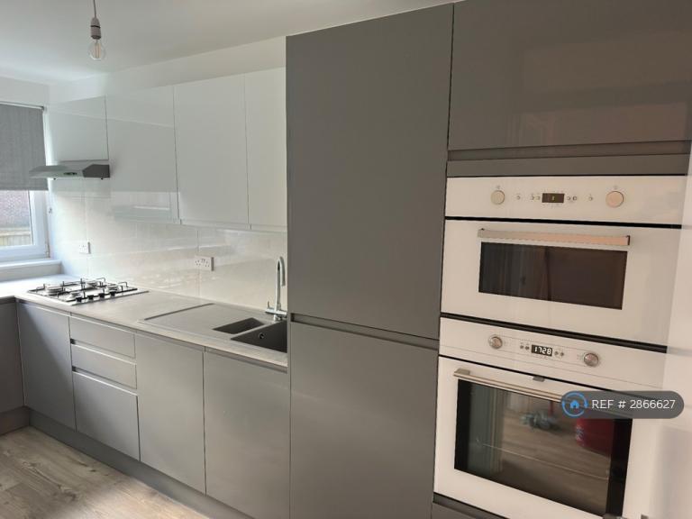 1 bedroom flat in Sackville House, London, N8 (1 bed) (#2866627)