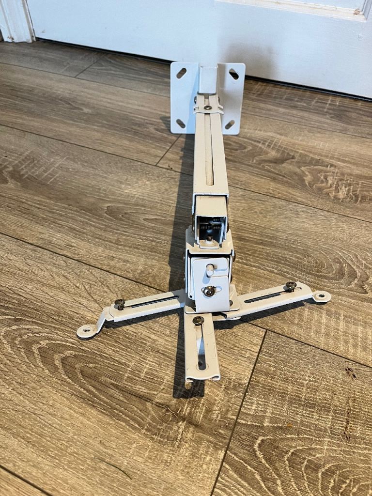 Universal projector wall bracket 