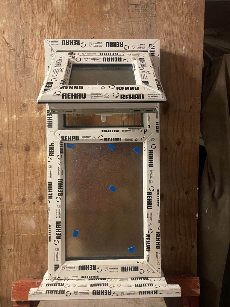 H 89.5 x W 42.5 cm-SMALL BRAND NEW REHAU UPVC DOUBLE GLAZED WINDOW OBSCURE (BATHROOM) (REF: SJ477) 