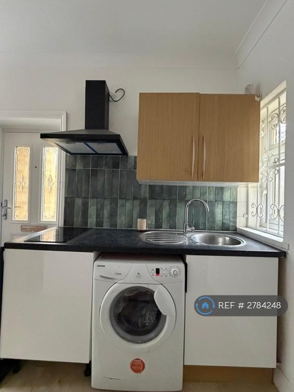 Studio flat in Osterley, Isleworth, TW7 (#2784248)