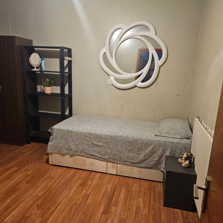 Double room available immediately all bills included Postcode E11 4AQ