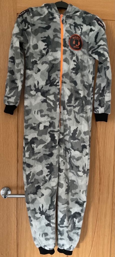 Onesie/Jumpsuit/ Pjs/ Age 10-11 yrs “GameOver” Logo