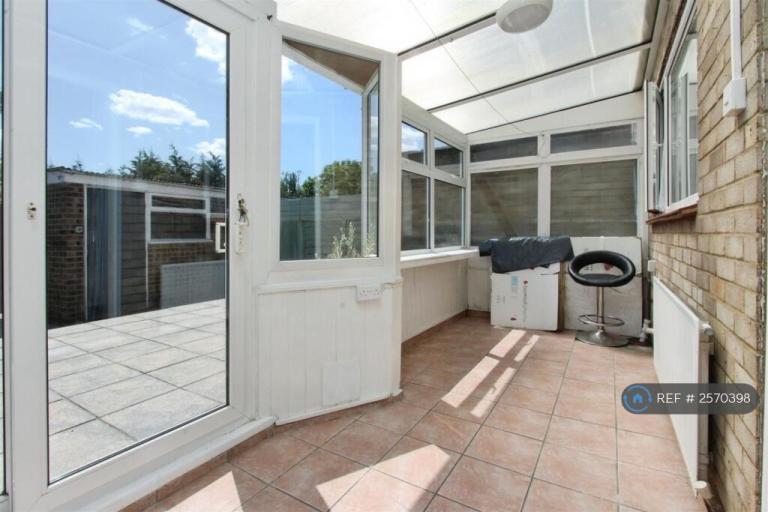 3 bedroom house in Prince Charles Avenue, Minster On Sea, Sheerness, ME12 (3 bed) (#2570398)