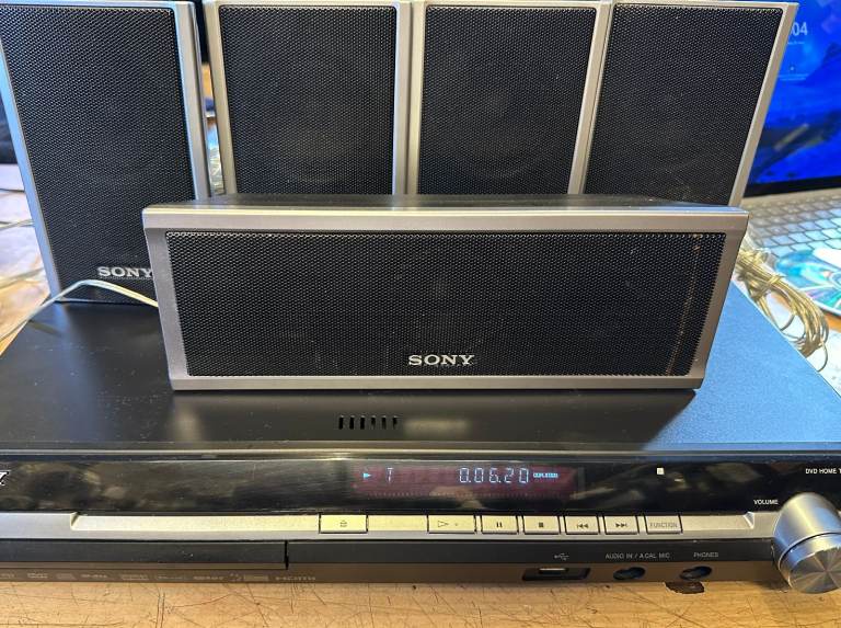 SONY home cinema system complete with remote and all the cables and subwoofer 