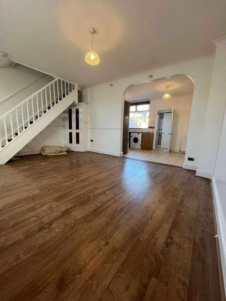 3 Bed Terraced House With 2 Bathrooms at Woolwich Manor Way, E16 2NJ .Park Facing House 