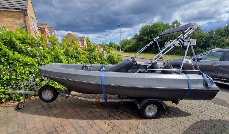 420xr sports boat cat c for sea use Extreme bunked trailer, year 2020, outboard etc not included 