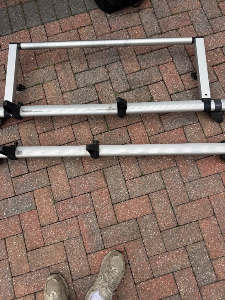 Rhino roof bar and roller