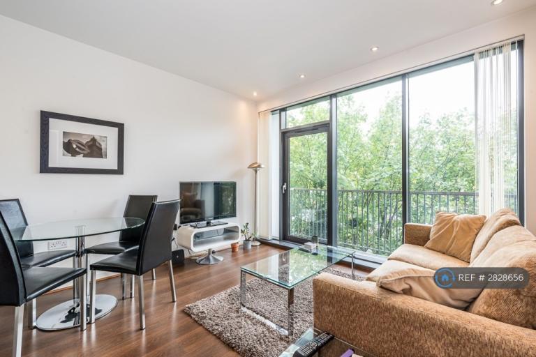 1 bedroom flat in St Johns Hill, London, SW11 (1 bed) (#2828656)