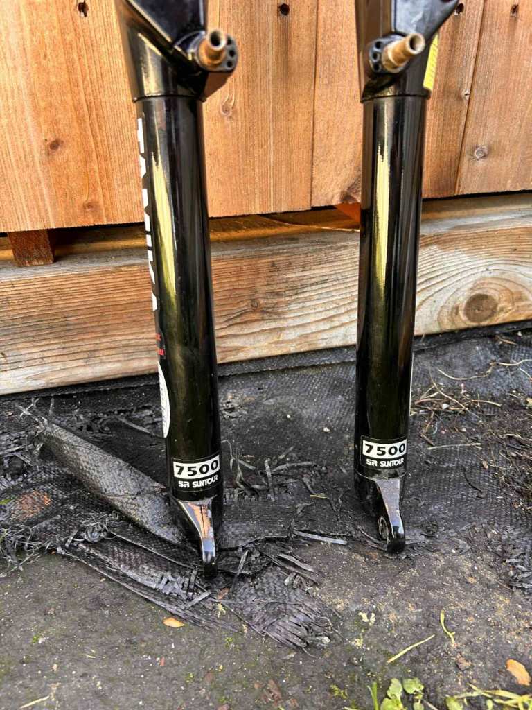 Mountain bike suspension forks 