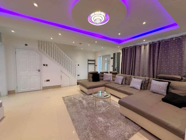 3 bedroom house in Stunning Three-Bedroom Detached House