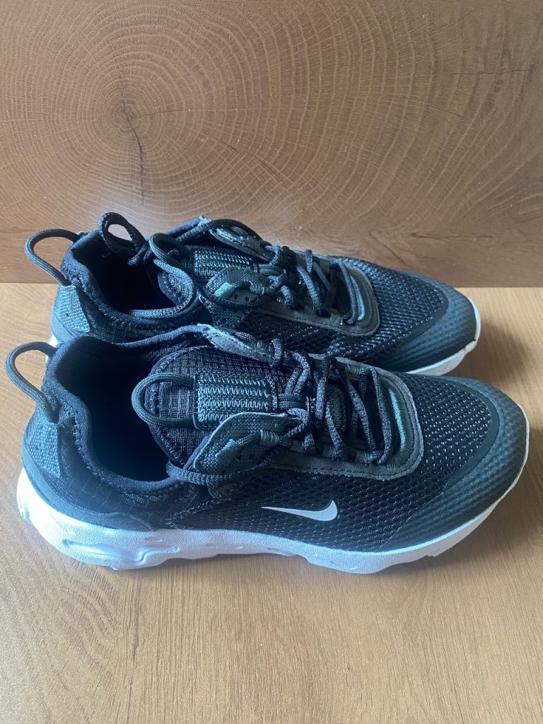 Brand new Nike React Live GS trainers 