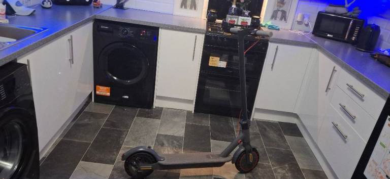 AOVOPRO Electric Scooter – Grey, Good Condition