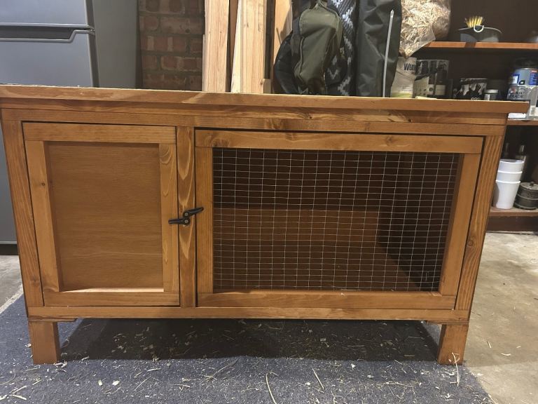 Small rabbit/animal hutch - like new