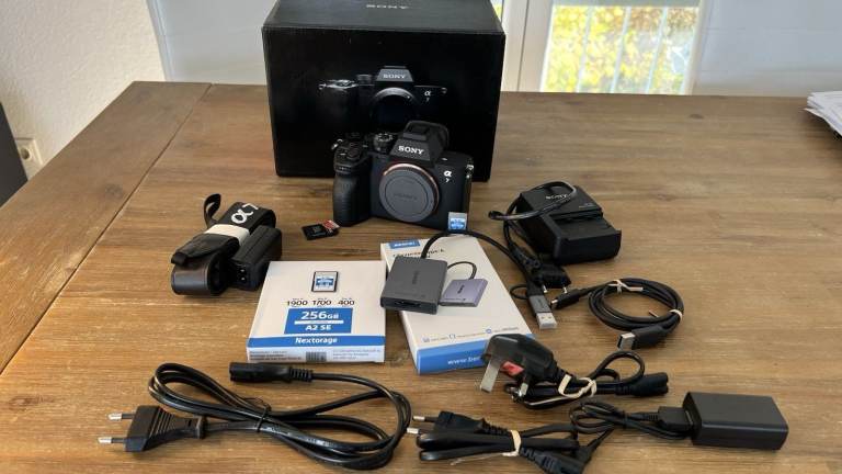 Sony A7 IV, 2,315 shutter releases, like new, CFexpress, original packaging, BC-QZ1, accessory kit