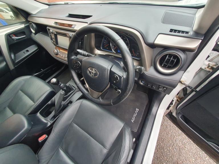 2015 Toyota RAV4 2.2 D-4D Invincible SUV 5dr Diesel Manual 4WD Euro 5 (150 ps)