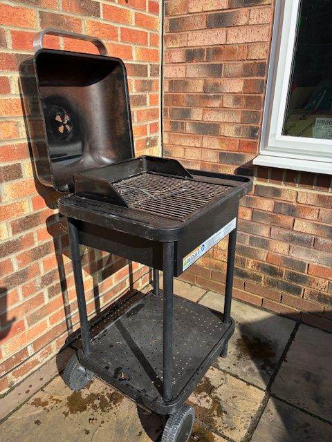 Charcoal barbeque grill, on wheels with cover included