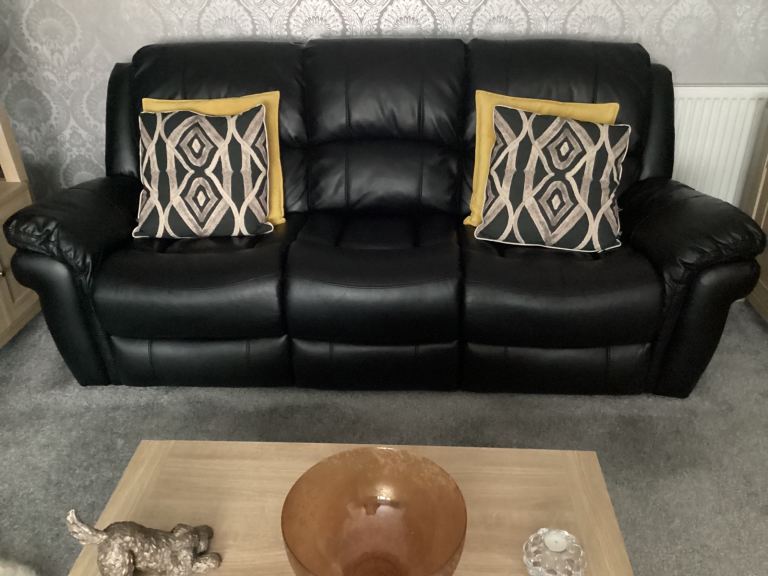 Farnham Black Leather 3+1+1 Manual Recliner Suite