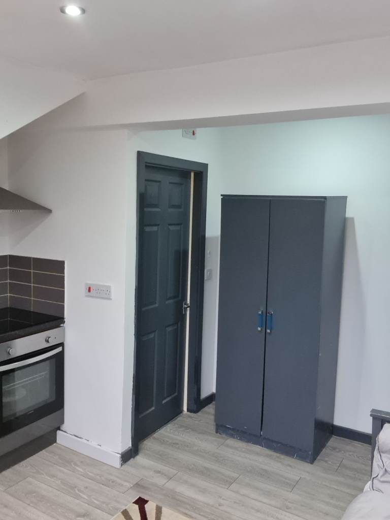 One bedroom bedsit BD13
