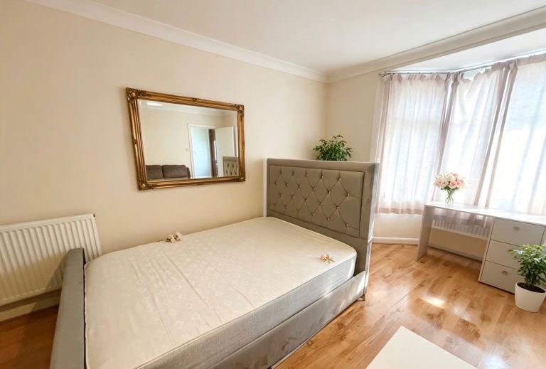 Spacious double room to rent in a well-maintained property in Charlton Bright clean fully furnished 