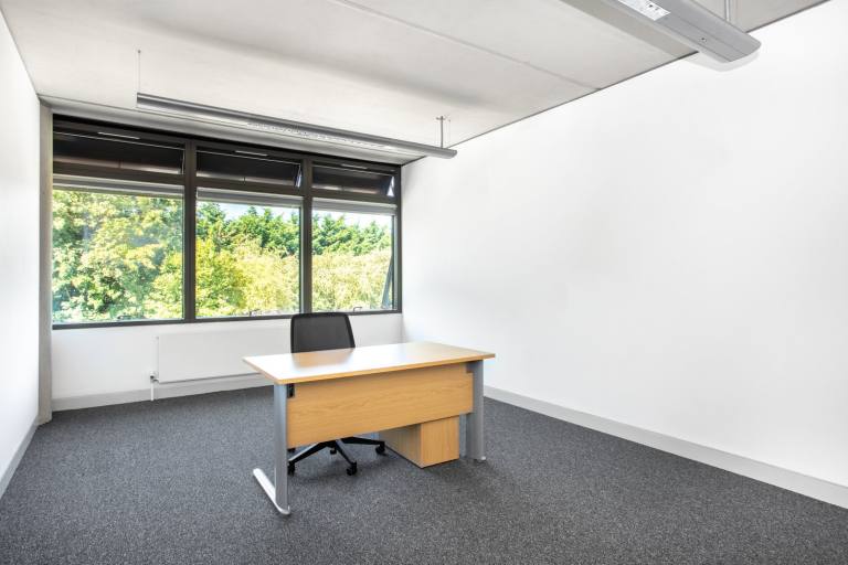 Luton - LU2 8DL \ Private Office for 1 Person Available Now