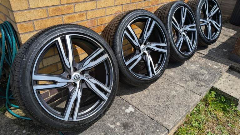 Volvo 22" R‑Design Alloys with Matching Pirelli Scorpion Verde 275/35/22 Tyres