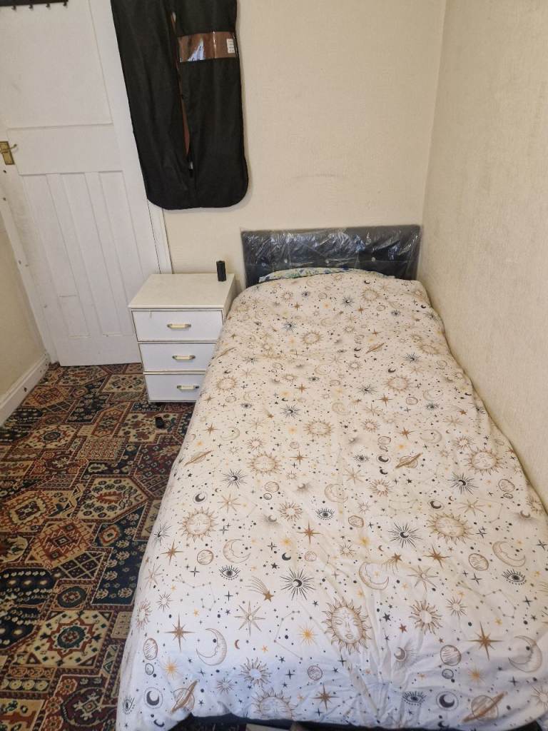 Charming Single room comes fully furnished close to the city