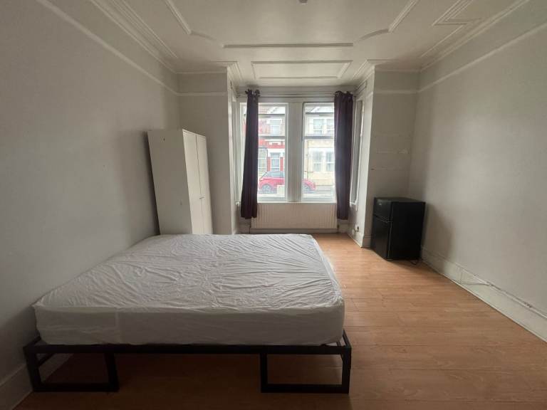 🌻Sunny Double Room in Modern Flat🍂Friendly Housemates, Prime East Location, All bills included!