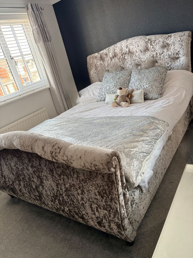 image for Beautiful Kingsize Handmade Sleigh Bed 