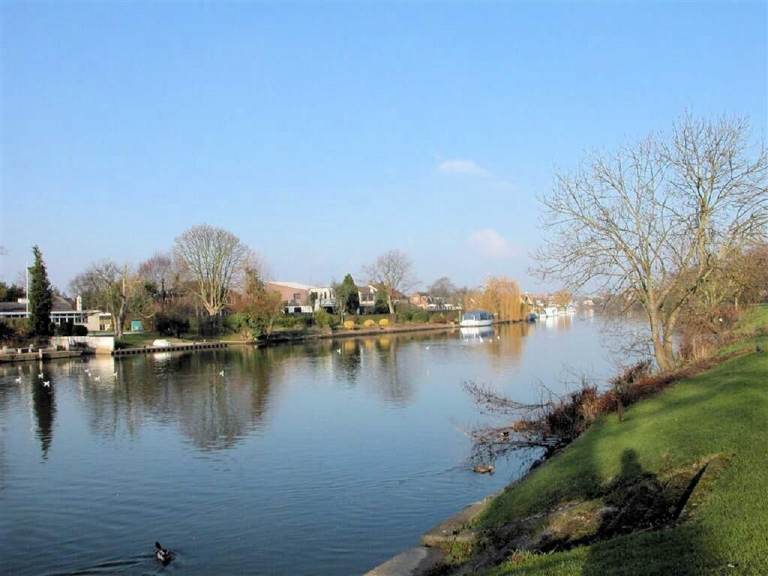1 Bed Exective Riverside Apartment in Staines