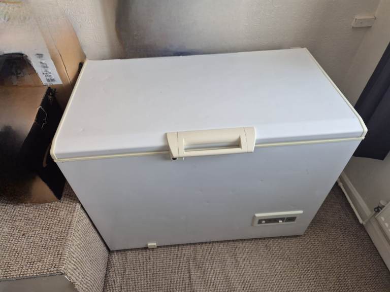 White Chest Freezer with Handle – Good Storage, Fair Condition