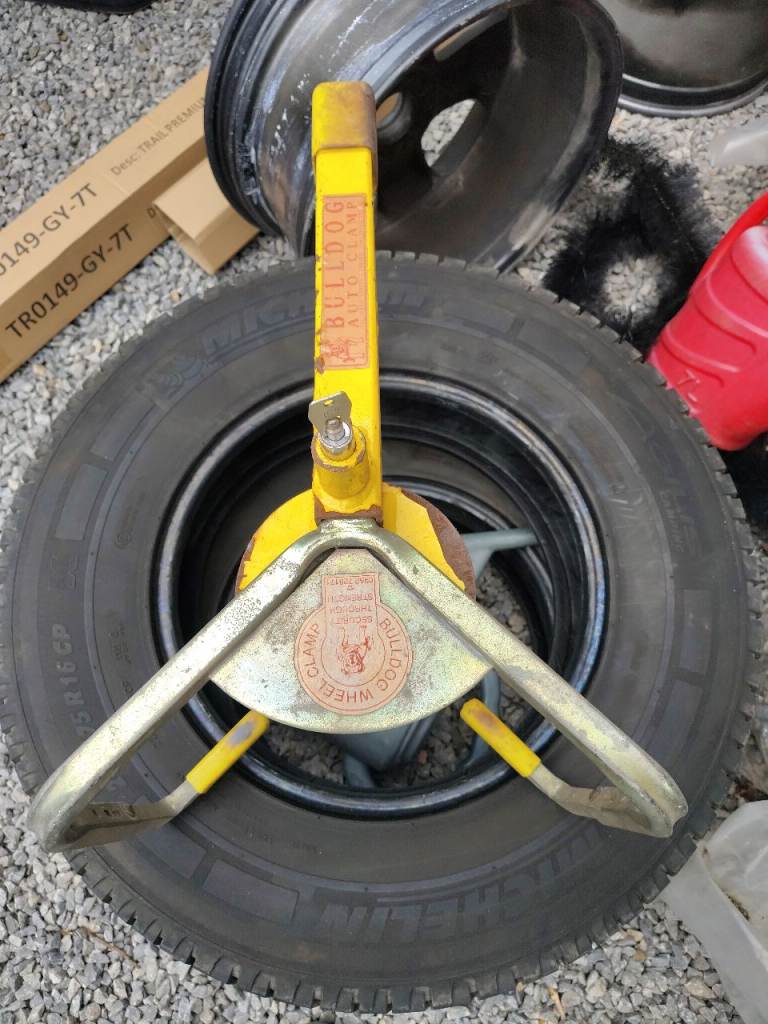 Wheel clamp with key