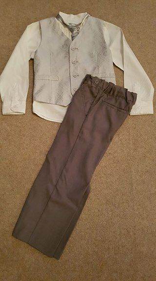 Size 5-6 years M&S 4-piece outfit £5