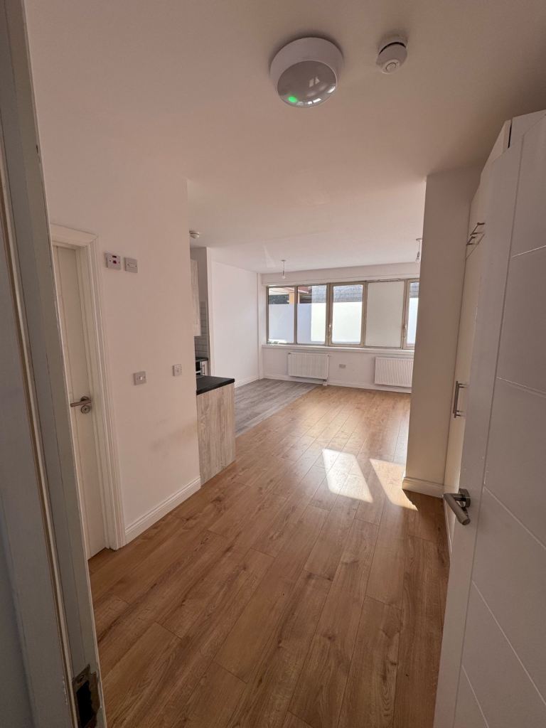 NEWLY REFURBISHED I BED STUDIO FLAT MAIN COV ROAD CCTV SECURE PARKING CLOSE TO ALL AMENITIES