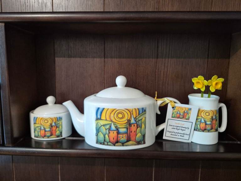 Brand New Castle Coch Gayle Rogers Teapot, milk jug & Sugar bowl with two glass Daffodils 