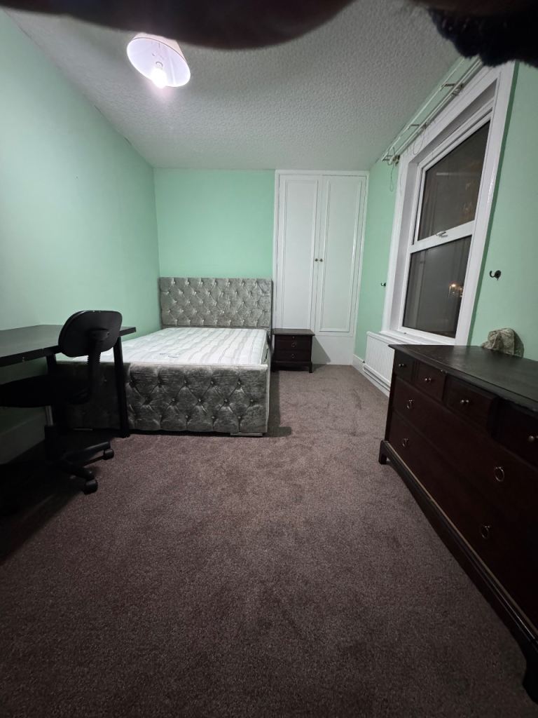 LARGE DOUBLE ROOM TO RENT IN REDHILL 