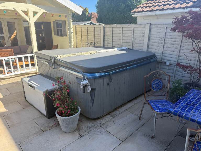 Large Hot Tub  – FREE TO COLLECT