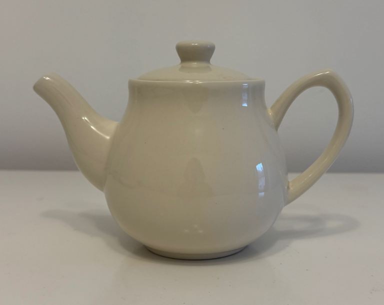 Classic traditional White/cream Ceramic - 2-4 Cup Tea Pot 