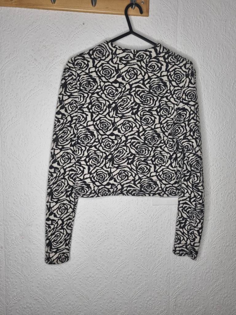 Cropped Top Size M – Black & White Design – Collect Today + Fast Dispatch