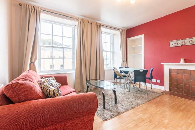 Delightful, 2nd floor, 1 bedroom, furnished flat off Ferry Road – available January