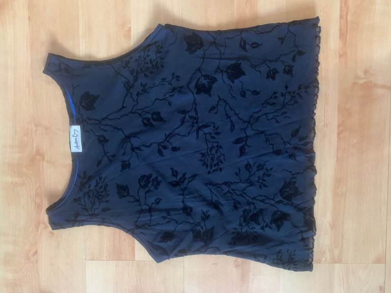 Beautiful, designer, lined velvet, size 16/18 pattern top
