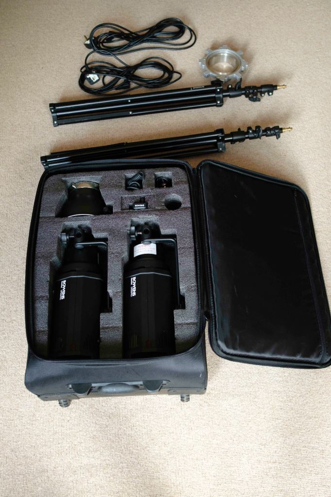 Bowens GMPRO 500 studio lighting kit inc. stands, umbrellas softboxes and case