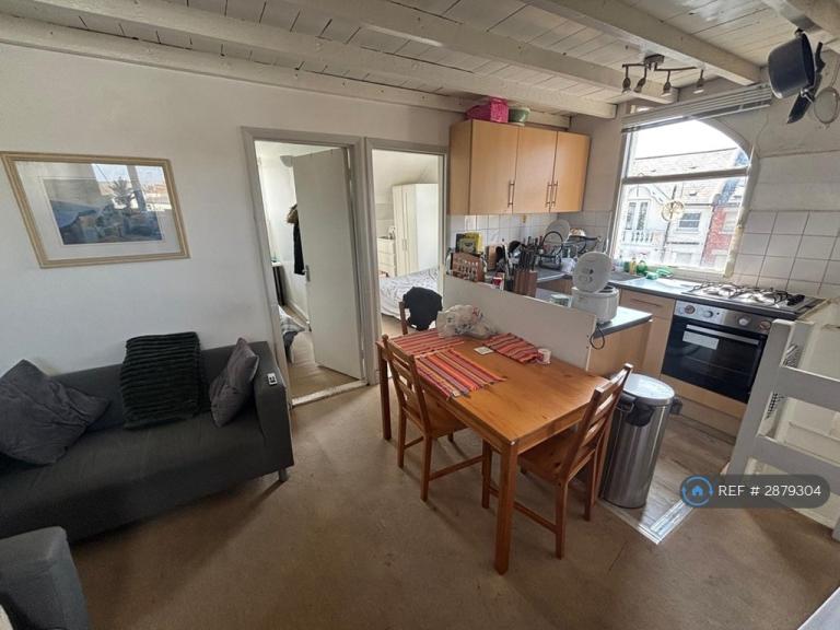 3 bedroom flat in Mysore Road, London, SW11 (3 bed) (#2879304)