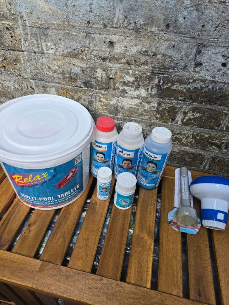 Pool / Hot Tub Cleaning Kit – Nets, Brushes, Poles, Chemicals & Test Strips