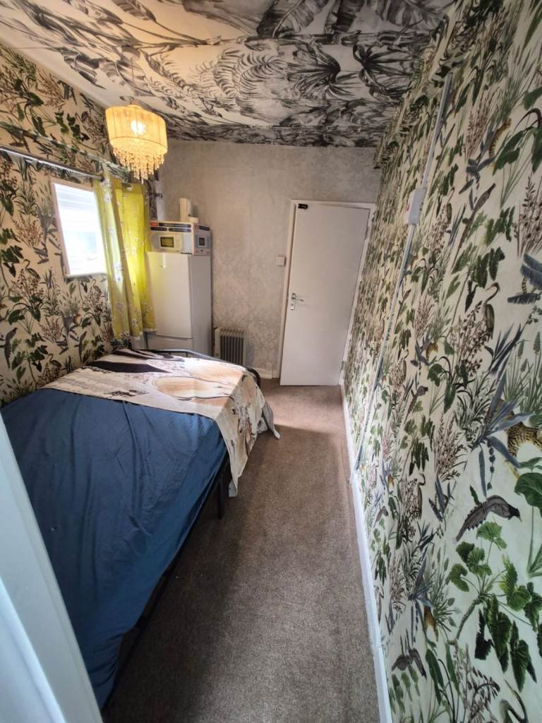 Spacious Double Bedroom with Ensuite in Shared House