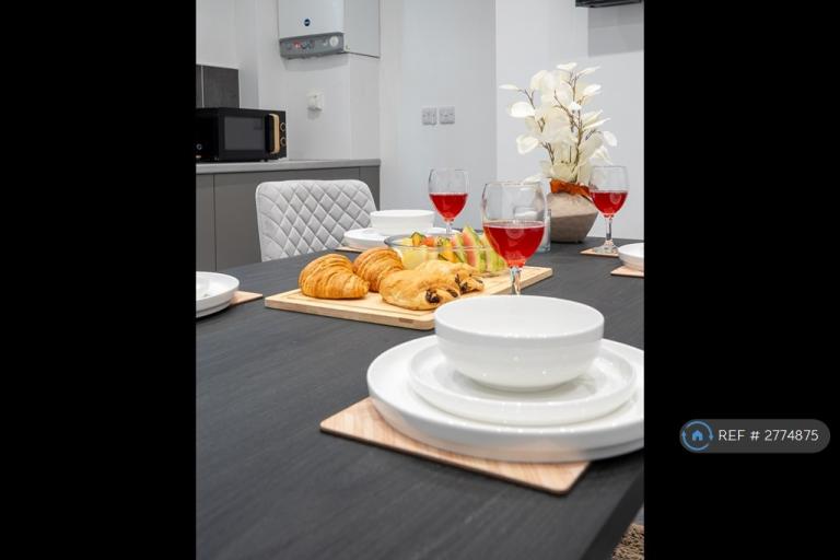 2 bedroom flat in Forest Road West, Nottingham, NG7 (2 bed) (#2774875)